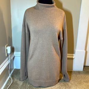 Tahari tan tunic sweater with thumb holes | M
